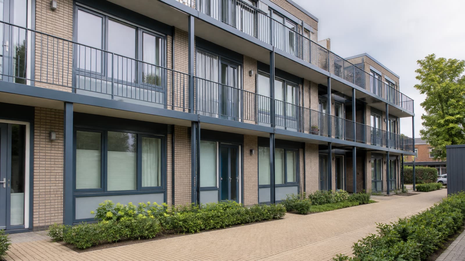 Verzorgd appartementencomplex met nette gevel en geschilderde kozijnen